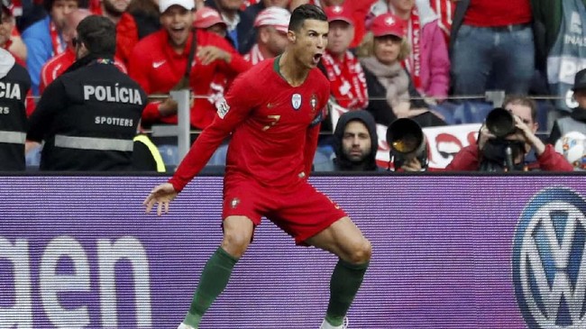 Kapten timnas Portugal Cristiano Ronaldo senang setelah menciptakan tiga gol indah saat mengalahkan Swiss pada semifinal UEFA Nations League.