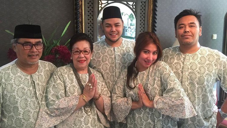 Hari Raya Idul Fitri menjadi ajang berkumpulnya keluarga untuk saling bersilaturahmi. Berikut ini ada sejumlah potret keluarga artis yang merayakan Idul Fitri.