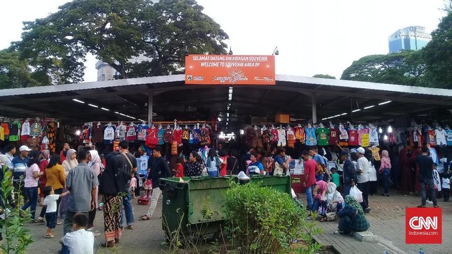 Pendapatan pedagang di Monas meningkat di hari kedua lebaran. Jumlah pengunjung Monas, Kamis (6/6) mencapai 24.611 orang.