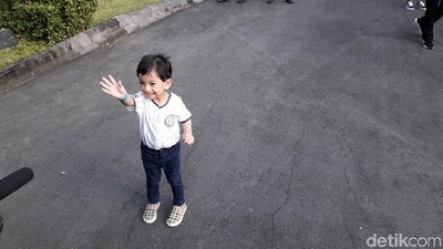6 Potret Menggemaskan Jan Ethes Saat Liburan di Yogyakarta