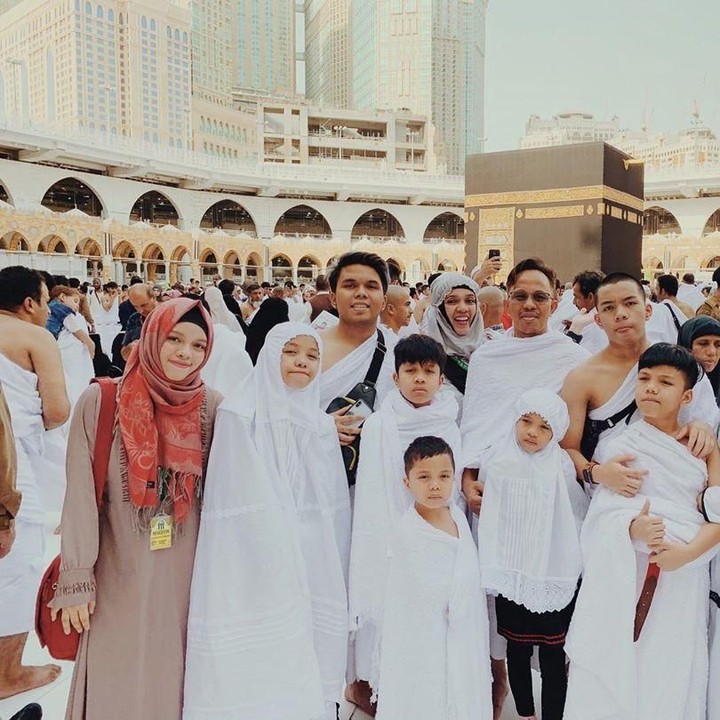 <p>Keluarga Gen Halilintar merayakan Idul Fitri di Tanah Suci Mekkah, sekaligus menjalankan ibadah umrah. (Foto: Instagram @genhalilintar)</p>