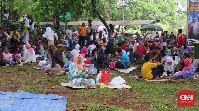 Kebun Binatang Ragunan menjadi tujuan wisata sejumlah warga untuk mengisi libur lebaran. Harga tiket dan lokasi yang terjangkau menjadi pertimbangan warga.