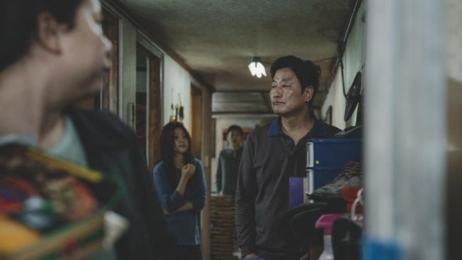 Di tengah tudingan rasial pada Oscar, Parasite menyabet nomine kategori terpenting. Film dari negara Naga Kecil Asia itu pun siap membakar segala stigma Oscar.