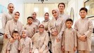 Hari Raya Idul Fitri menjadi ajang berkumpulnya keluarga untuk saling bersilaturahmi&period; Berikut ini ada sejumlah potret keluarga artis yang merayakan Idul Fitri&period;