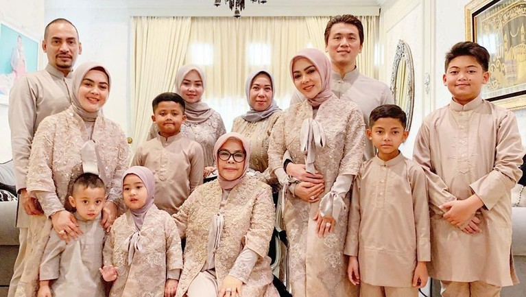 Hari Raya Idul Fitri menjadi ajang berkumpulnya keluarga untuk saling bersilaturahmi. Berikut ini ada sejumlah potret keluarga artis yang merayakan Idul Fitri.