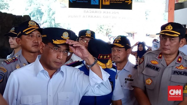Menhub Budi Karya Sumadi mengatakan menekan harga tiket pesawat dengan mengundang maskapai asing merupakan  pilihan terakhir setelah semua upaya gagal dilakukan.