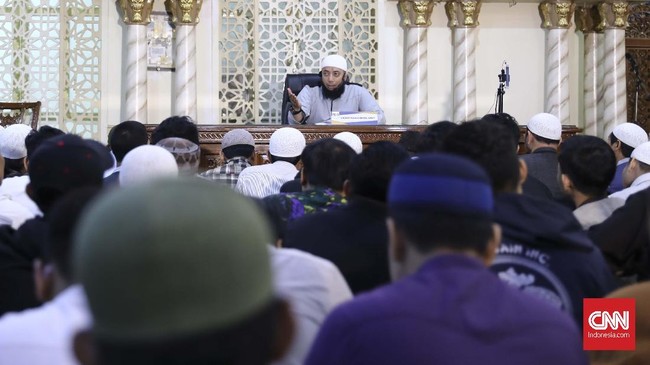 Informasi Khalid Basalamah soal Kuota Haji Sangat Membantu Penyelidik KPK mendapatkan informasi penting dari Ustaz Khalid Basalamah terkait kuota haji.