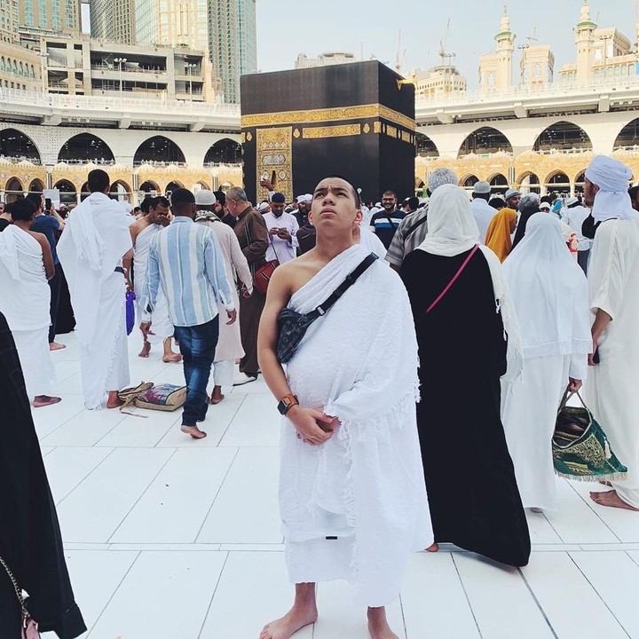 <p>Menggunakan pakaian ihram lengkap, anak keenam, Muhammad Saaih Halilintar, juga menikmati kemegahan Masjidil Haram. (Foto: Instagram @saaihalilintar)</p>