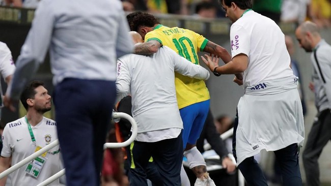 Penyerang timnas Brasil Neymar menunjukkan cedera pergelangan kaki kanan yang membuat pemain 27 tahun itu harus absen pada Copa America 2019.