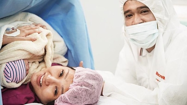 Kabar bahagia datang dari Ruben Onsu dan Sarwendah, yang baru saja dikaruniai anak kedua.