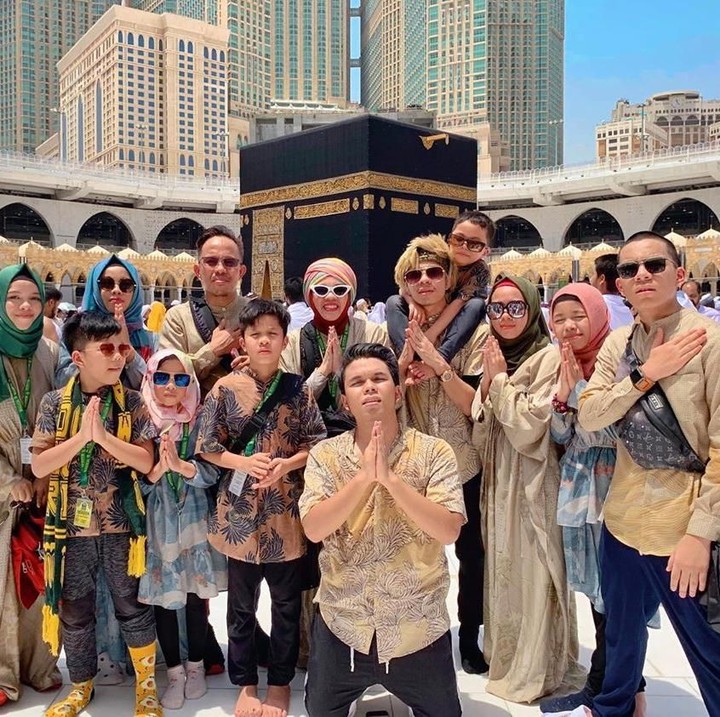 <p>Kompaknya keluarga Gen Halilintar mengabadikan momen di depan Ka'bah. (Foto: Instagram @genhalilintar)</p>