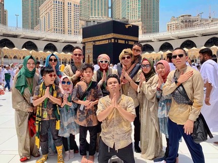 8 Potret Kekompakan Keluarga Gen Halilintar Lebaran di Mekkah
