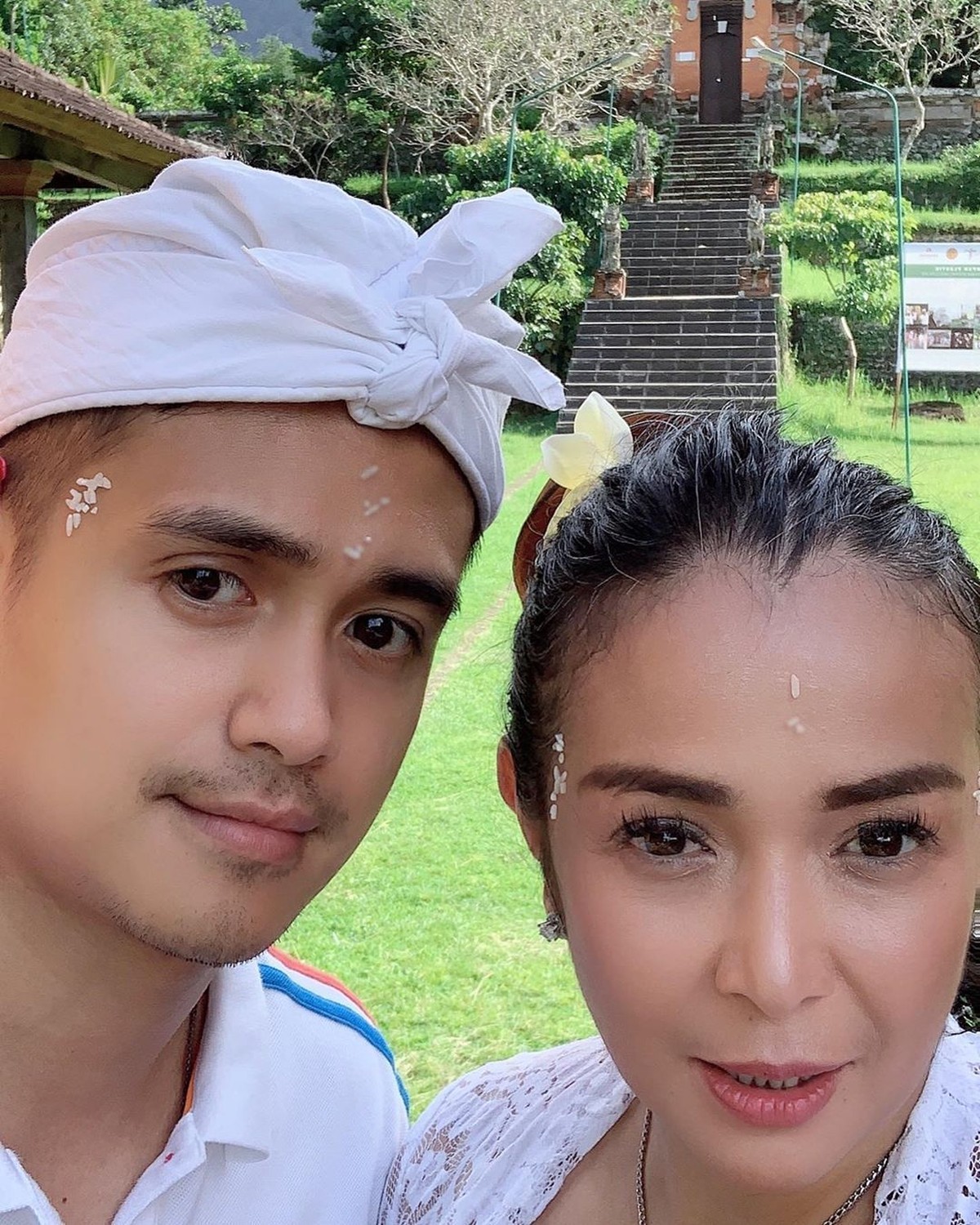 Beberapa waktu yang lalu aktor Ajun Perwira menikahi seorang janda kaya bernama Jennifer Supit&period; Berikut ini adalah deretan foto kemesraan mereka berdua&period;