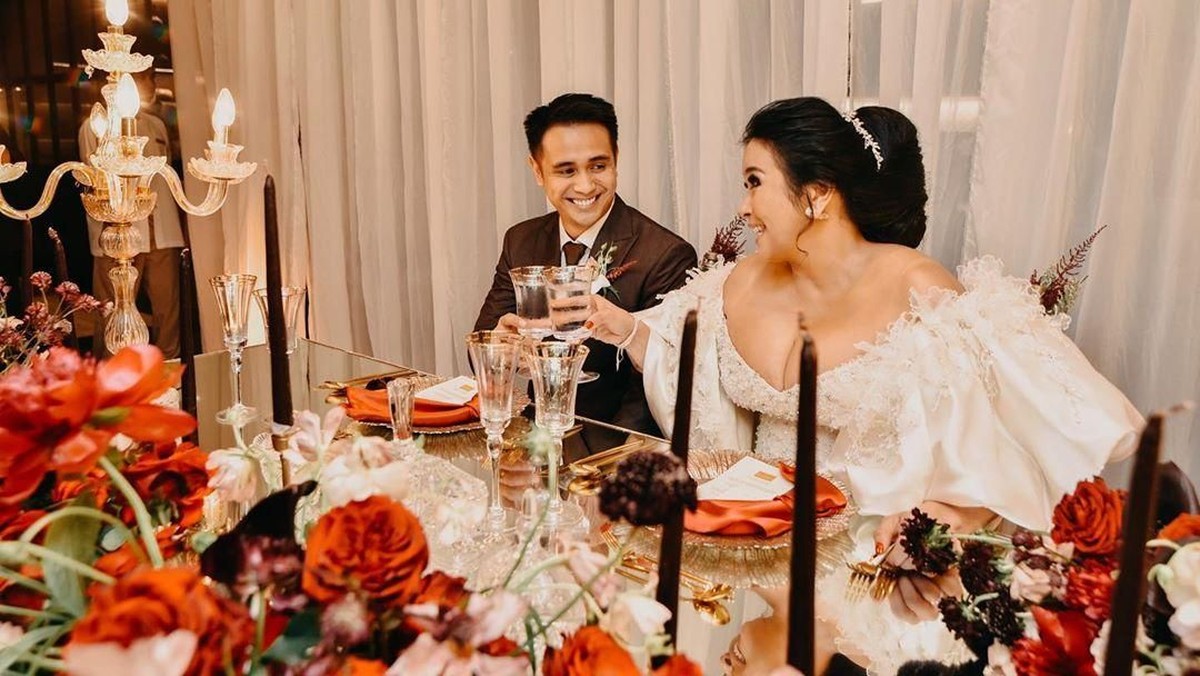 Beberapa waktu yang lalu aktor Ajun Perwira menikahi seorang janda kaya bernama Jennifer Supit&period; Berikut ini adalah deretan foto kemesraan mereka berdua&period;