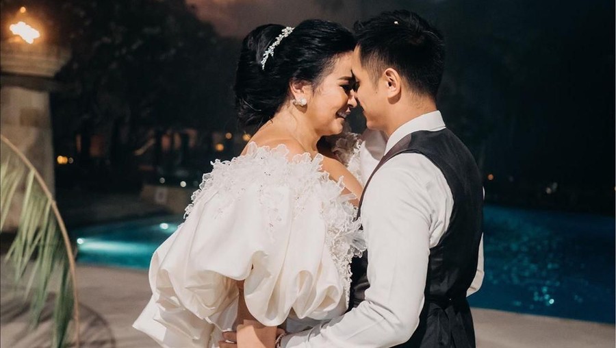 Jennifer Jill menunjukkan vila mewahnya yang dikabarkan horor. 