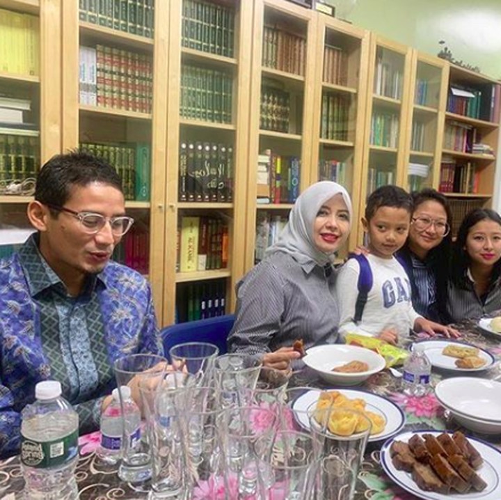 Begitu sampai di New York, AS, Sandi merasa beruntung bisa berbuka puasa bersama dengan anak-anaknya.