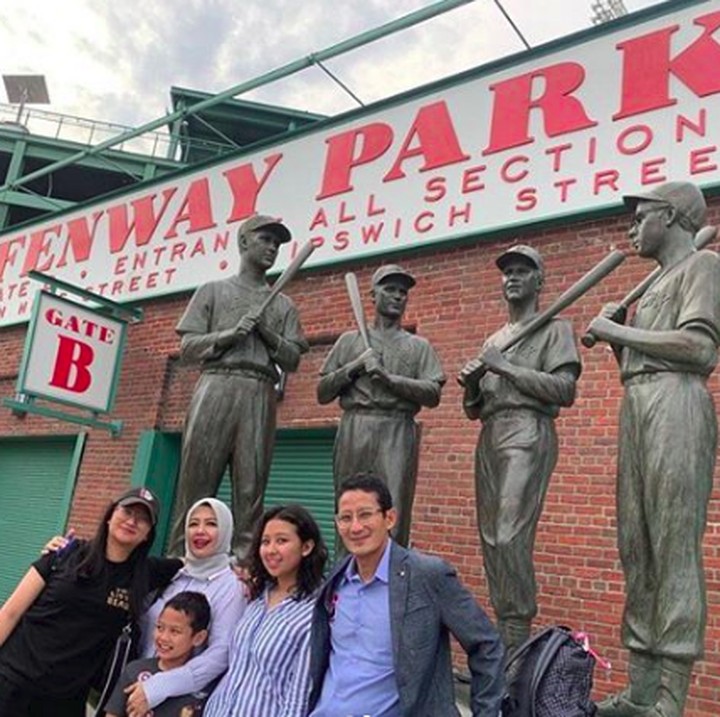 Di Boston, si sulung Atheera yang jadi pemandunya. Mereka mengunjungi Fenway Park, stadium bisbol bertaraf intenasional.
