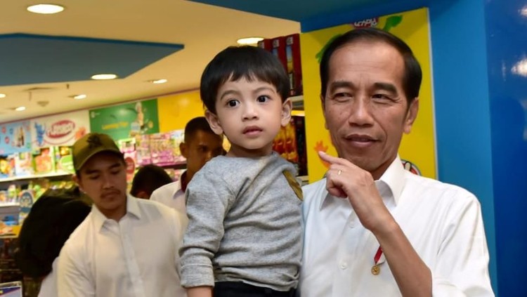 Punya Adik Baru, Jan Ethes Bahagia Dimanja Presiden Jokowi Baru jadi kakak, Ethes langsung dibuat bahagia oleh sang kakek, Presiden Jokowi.