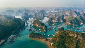 Menikmati Halong Bay dari Udara