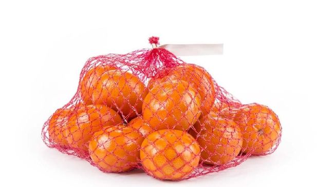 Pernahkah Anda berpikir mengapa jeruk-jeruk dibungkus dalam kantung jaring berwarna merah? Apa alasannya?
