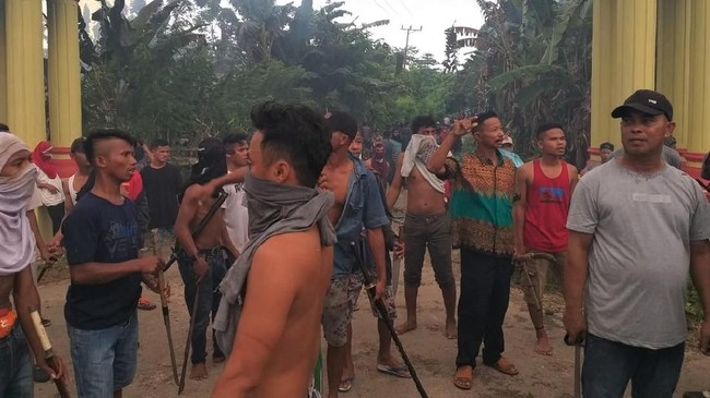 Meski Polisi memastikan suasana di lokasi bentrok sudah kondusif namun 871 warga masih memilih untuk tinggal di pengungsian karena takut bentrok terulang.