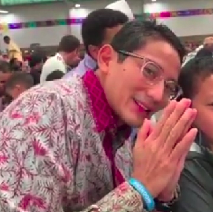 Tiba waktu Lebaran, Sandiaga Uno dan keluarga melakukan salat Idul Fitri di kota Boston, Massachussets.