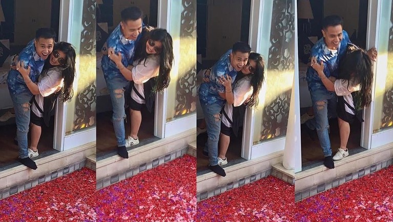 Beberapa waktu yang lalu aktor Ajun Perwira menikahi seorang janda kaya bernama Jennifer Supit. Berikut ini adalah deretan foto kemesraan mereka berdua.