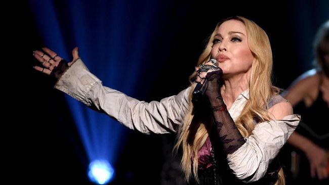 Madonna Tunda Konser Residensi karena Cedera Lutut