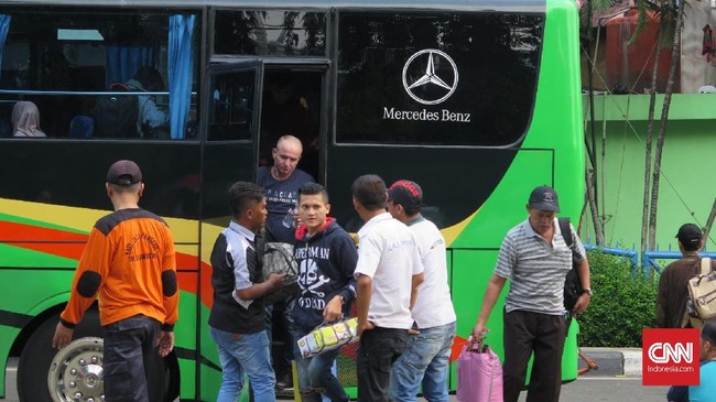 Lonjakan penumpang arus balik belum terlihat di hari ketiga lebaran, Jumat (7/6). Puncak arus mudik di terminal Kampung Rambutan diprediksi Minggu (9/6).