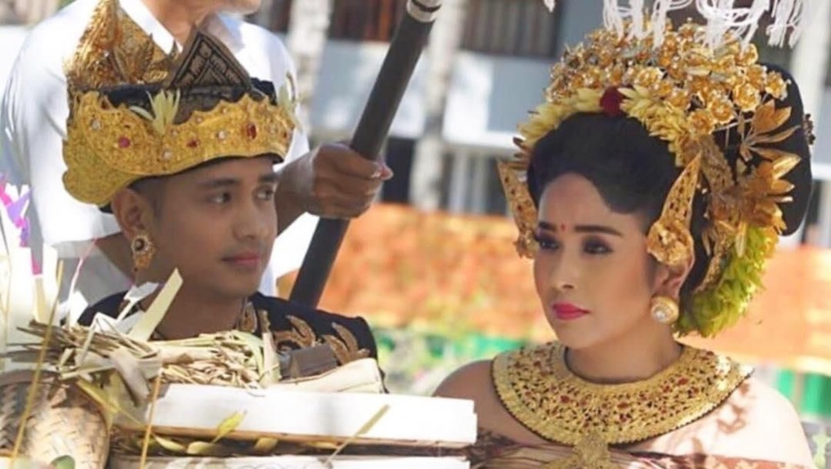 Beberapa waktu yang lalu aktor Ajun Perwira menikahi seorang janda kaya bernama Jennifer Supit&period; Berikut ini adalah deretan foto kemesraan mereka berdua&period;