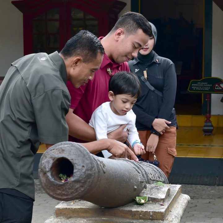 <p>Wajah Jan Ethes terlihat serius ketika diberi penjelasan mengenai meriam. (Foto: Muchlis Jr - Biro Sekretariat Presiden)</p>
