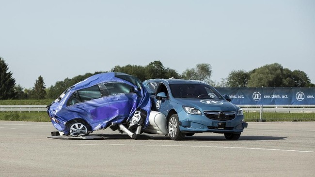 Produsen komponen ZF mengumumkan sudah melakukan uji coba tahap awal sistem airbag eksterior.