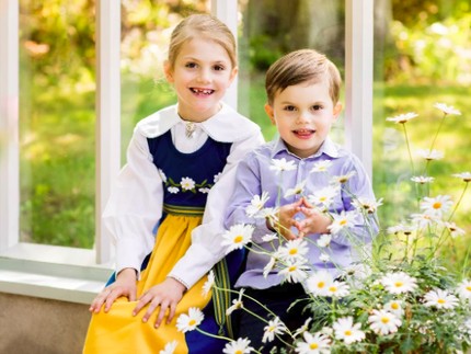 Manisnya Putri & Pangeran Kerajaan Swedia Berpakaian Tradisional
