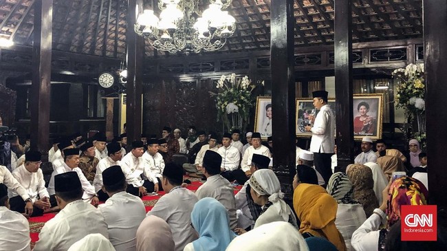 Warga berdatangan untuk menghadiri acara tahlilan Ani Yudhoyono di Cikeas pada malam ini. Sebagian besar mereka memakai baju putih.