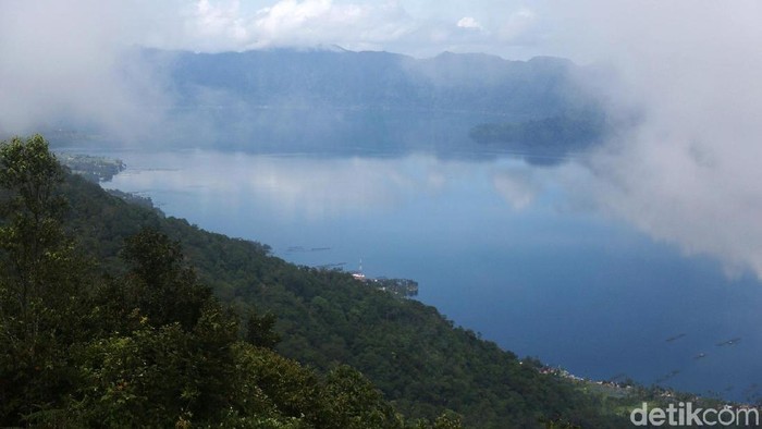 Puncak Lawang mungkin belum seterkenal Jam Gadang yang merupakan ikon Sumatera Barat. Tapi dari Puncak Lawang pengunjung bisa melihat keindahan Danau Maninjau dari ketinggian.