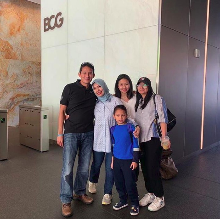 Di unggahan terbaru, Sandiaga Uno dan keluarganya diajak si sulung mengunjungi tempat magangnya, Boston Consulting Group di kawasan Seaport, Boston.