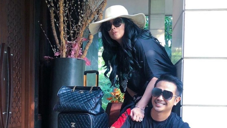 Beberapa waktu yang lalu aktor Ajun Perwira menikahi seorang janda kaya bernama Jennifer Supit. Berikut ini adalah deretan foto kemesraan mereka berdua.