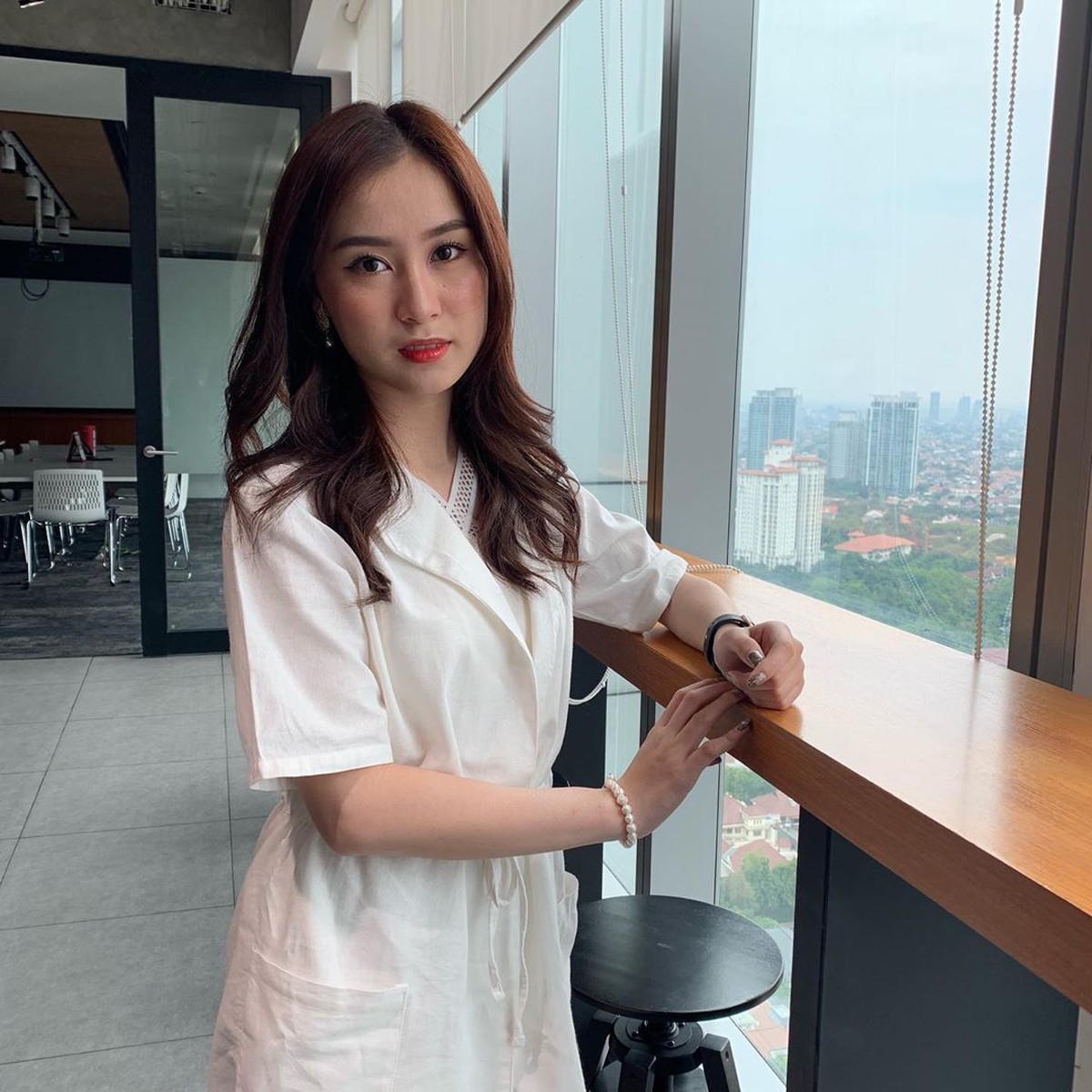 JKT 48 terus mengalami regenerasi yang kini sudah memasuki generasi era ketiga&period; Berikut&comma; Insertlive rangkumkan 5 foto member JKT 48 yang terpopuler saat ini&period;