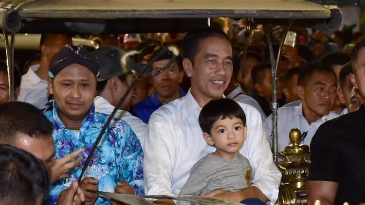 Bagi seorang kakek seperti Jokowi, libur Lebaran jadi salah satu momen untuk menghabiskan waktu bareng cucu.