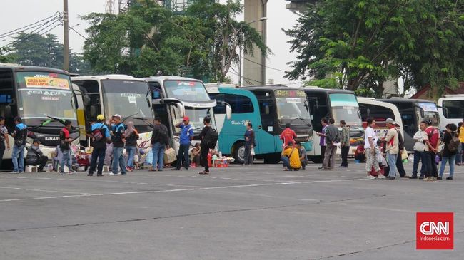 Terminal Bus Kampung Rambutan masih dipenuhi penumpang yang ingin menuju kampung halaman saat musim libur Lebaran Idul Fitri 1440 Hijriah, Jumat (7/6). Dari data per hari ini, masih ada sekitar 3.600 penumpang yang berangkat dari Terminal Kampung Rambutan.