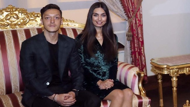 Gelandang Arsenal, Mesut Oezil, akan merayakan pernikahan dengan membiayai operasi 1.000 anak di seluruh dunia.