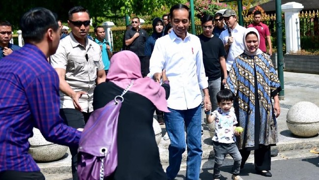 Ganjar Pranowo dan Erick Thohir terlihat menemani Presiden Joko Widodo saat jalan santai bersama keluarga di hari bebas kendaraan bermotor, Minggu (7/8).