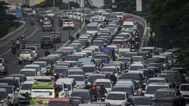 Polda Jateng menyebut 100 ribu kendaraan pemudik masih ada di wilayah Jateng yang diperkirakan merupakan keluarga karyawan yang cuti dan pelajar liburan.
