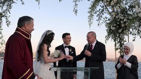 FOTO: Oezil Menikah Setelah Idul Fitri Didampingi Erdogan