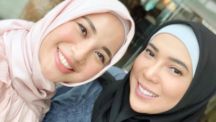 Chacha Frederica mengabarkan bahwa sang sahabat, Fitri Tropica, tengah hamil anak pertama.