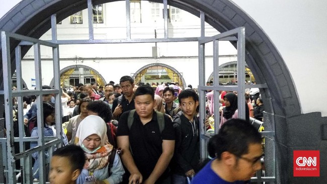 PT KAI menyebut hari Minggu (9/6) akan menjadi puncak arus balik para pemudik ke Stasiun Pasar Senen.
