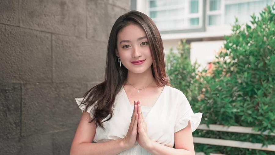 Warganet menyindir Natasha Wilona yang berpakaian seksi saat momen lebaran.