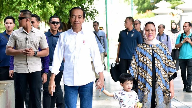 Di hari kemerdekaan, Jokowi sengaja ajak Jan Ethes untuk ikut dalam upacara HUT ke-74 RI. Intip kelucuan Ethes memakai baju adat Bali.
