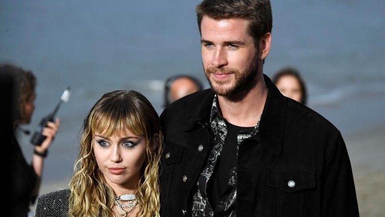 MALIBU, CALIFORNIA - JUNE 06: (L-R) Liam Hemsworth and Miley Cyrus attend the Saint Laurent Mens Spring Summer 20 Show Photo Call on June 06, 2019 in Malibu, California. (Photo by Neilson Barnard/Getty Images)