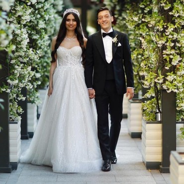Pesepakbola Mesut Ozil Menikah dengan Miss Turki